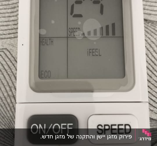 שלט רחוק למזגן עם תצוגת טמפרטורה ולחצנים